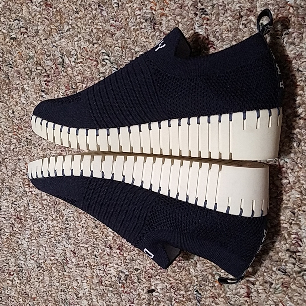 DKNY Shoes. - Picture 5 of 10